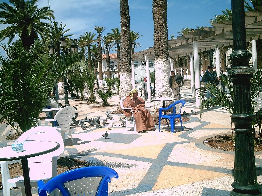 ORAN 04 2007 32 SUR LA PLACE A ARZEW.JPG